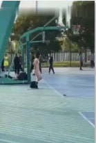 骚妹脱衣助兴狂求干，嘴上说帮倒忙，屁股却疯狂迎合